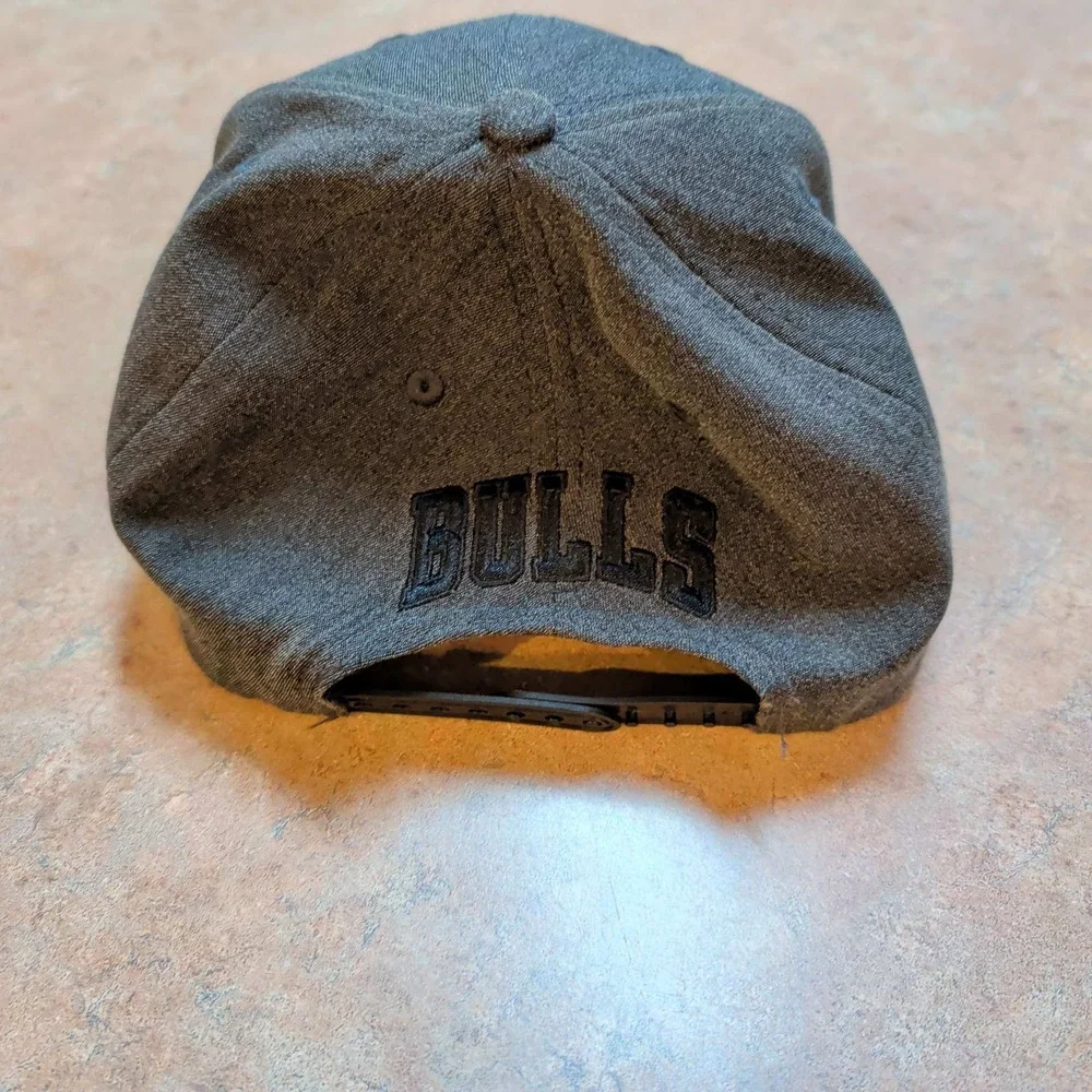 Ultra Game Chicago Bulls Hat Mens Grey Black Embroidered Snapback NBA